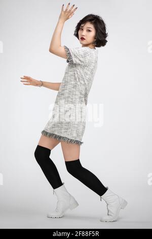 Cool jeune femme danse Banque D'Images