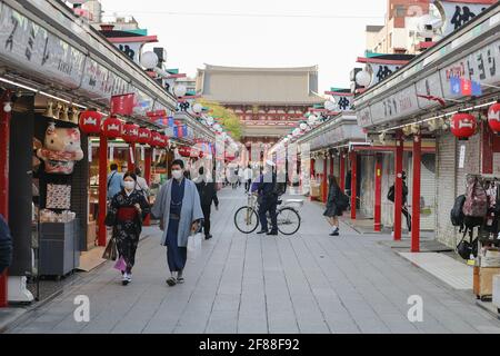 Tokyo, Japon. 12 avril 2021. Des piétons portant des masques faciaux marchent à Asakusa à Tokyo, Japon, le 12 avril 2021. Des mesures anti-virus plus fortes sont entrées en vigueur lundi à Tokyo, Kyoto et Okinawa en raison de la résurgence des infections à COVID-19. Credit: Du Xiaoyi/Xinhua/Alay Live News Banque D'Images