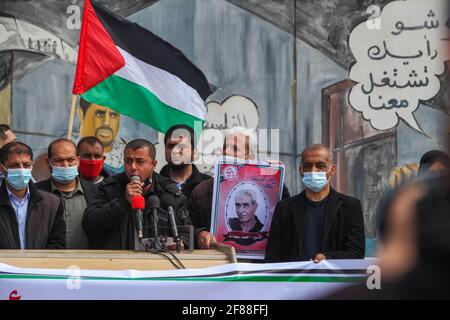 Les Palestiniens prennent part à une protestation contre les prisonniers solidaires dans les prisons israéliennes le jour des prisonniers palestiniens, devant le passage à Beit Hanoun, dans le nord de la bande de Gaza, en Palestine, le 12 avril 2021. Ramez Habboub/ABACAPRESS.COM Banque D'Images