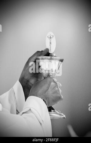 Le pain devient le corps du Christ entre les mains du pape, le père Saint, le vin devient le sang Banque D'Images