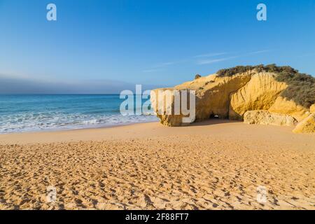 Belle plage vide près de Portimao, Algarve, Portugal Banque D'Images
