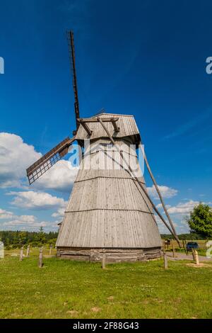 Moulin à vent en bois dans le village de Dudutki, Biélorussie Banque D'Images