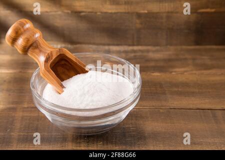 Bicarbonate de soude dans le bol en bois Banque D'Images