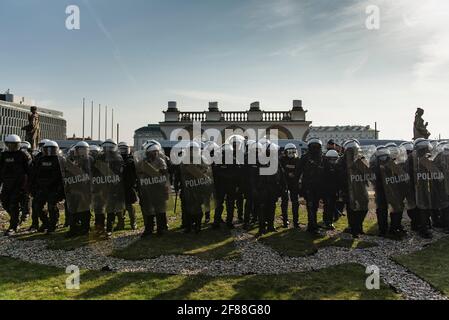 Varsovie, le 10 avril 2021 : des policiers anti-émeutes se tiennent en garde lors de la célébration du 11e anniversaire de l'accident d'avion de Smolensk et du 81e anniversaire Banque D'Images