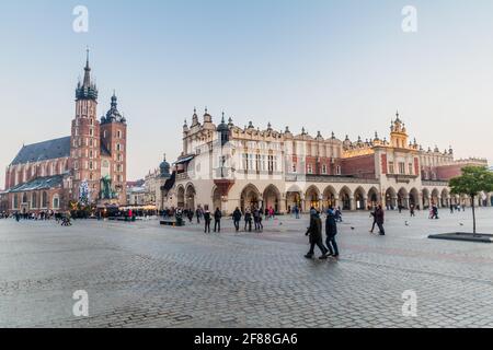 CRACOVIE, POLOGNE - 2 DÉCEMBRE 2017 : place médiévale de Rynek Glowny, basilique Sainte-Marie et la salle des tissus de Cracovie, Pologne Banque D'Images