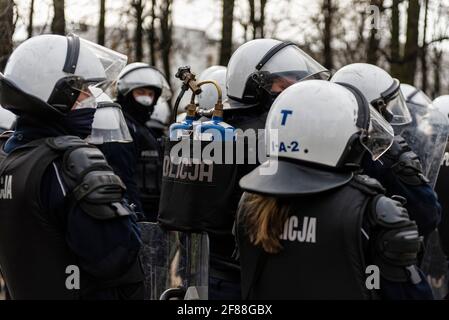 Varsovie, le 10 avril 2021 : des policiers anti-émeutes se tiennent en garde lors de la célébration du 11e anniversaire de l'accident d'avion de Smolensk et du 81e anniversaire Banque D'Images