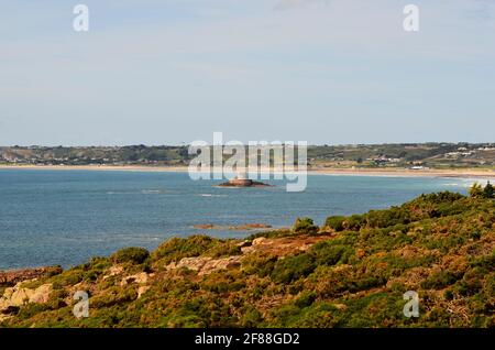 Royaume-Uni, Jersey, la Rocco Tower et la plage de la Corbière Banque D'Images