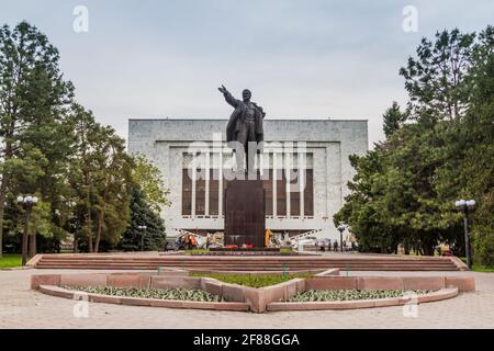 BICHKEK, KIRGHIZISTAN - 6 MAI 2017 : statue de Vladimir Lénine à Bichkek, capitale du Kirghizistan. Banque D'Images