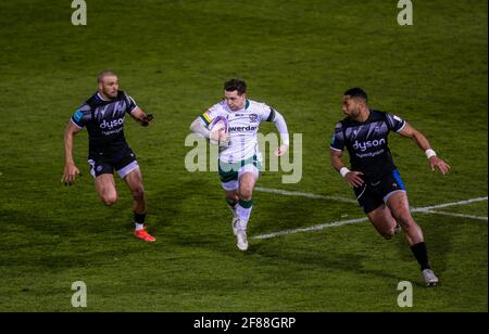 Tom Parton (au centre), de Londres Irish, tente d'échapper à l'attaque de Joe Cokanasiga (à droite) et Jonathan Joseph, de Bath Rugby, lors de la coupe du défi, quart de finale du match au terrain de loisirs de Bath. Date de la photo: Vendredi 9 avril 2021. Banque D'Images