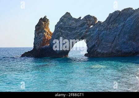 Grèce, Trypia Petra - la roche creuse de l'île de Skiatos Banque D'Images