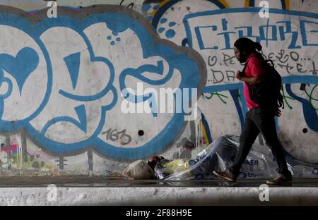 salvador, bahia / brésil - 10 novembre 2016: L'homme sans abri est vu couché à côté d'un passage au-dessus dans le centre-ville de Salvador. *** Légende locale *** Banque D'Images