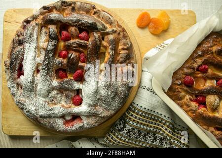 Chaussons de maman. Les chaussons sont prêts. Tartes cuites saupoudrées de sucre en poudre. Cuisson en quarantaine. Banque D'Images