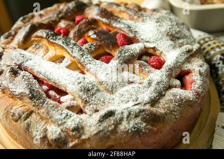 Chaussons de maman. Les chaussons sont prêts. Tartes cuites saupoudrées de sucre en poudre. Cuisson en quarantaine. Banque D'Images