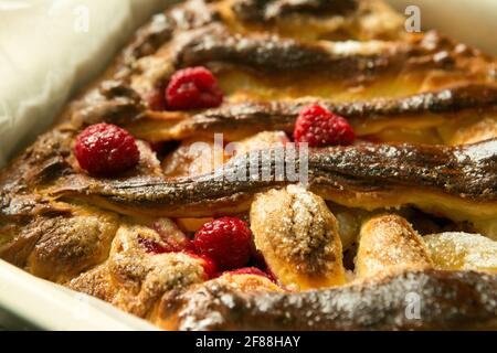 Chaussons de maman. Les chaussons sont prêts. Tartes cuites saupoudrées de sucre en poudre. Cuisson en quarantaine. Banque D'Images