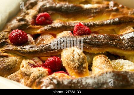 Chaussons de maman. Les chaussons sont prêts. Tartes cuites saupoudrées de sucre en poudre. Cuisson en quarantaine. Banque D'Images