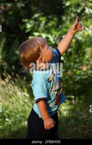 Russie. Vyborg. 08.07.2013 petit garçon pointe son doigt dans le parc en été. Photo de haute qualité Banque D'Images