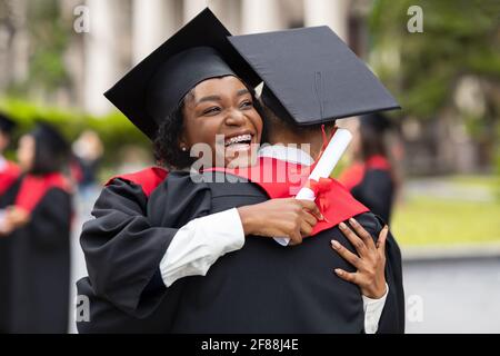 Heureux couple d'étudiants afro-américains qui s'embrasse, gros plan Banque D'Images