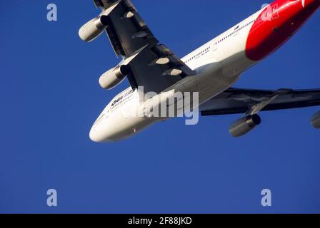 Avion de ligne QANTAS Boeing 747 Jumbo Jet décollage de l'aéroport de Londres Heathrow, Royaume-Uni. Boeing 747-400 VH-OJT dans le ciel bleu Banque D'Images