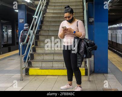 Des cavaliers masqués dans le métro à New York le samedi 10 avril 2021. (Photo de Richard B. Levine) Banque D'Images