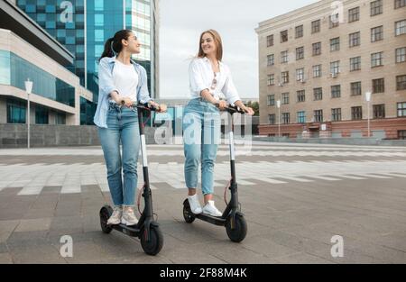 Deux amies de la ville à cheval motorisé Banque D'Images