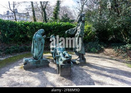 Les victimes. Une sculpture représentant les victimes de la guerre par Andrew O’Connor dans le parc Merrion Square à Dublin. La victime est pleurée par sa femme et sa mère. Banque D'Images