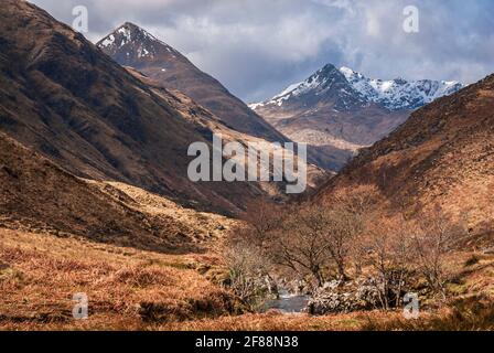 Une image HDR du printemps 3 en regardant Glen Shiel depuis le site de bataille de 1719 vers la crête de Forcan et Faochag, en Écosse. 05 avril 2009 Banque D'Images