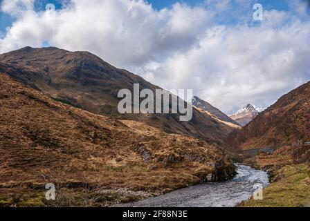 Une image HDR du printemps 3 en regardant Glen Shiel depuis le site de bataille de 1719 vers la crête de Forcan et Faochag, en Écosse. 05 avril 2009 Banque D'Images