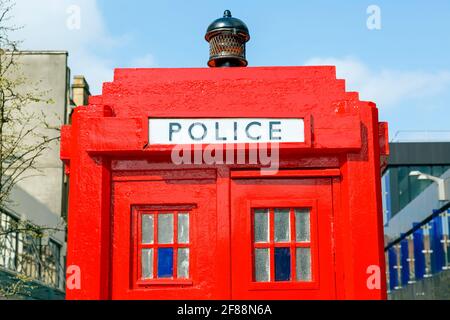 Boîte téléphonique de police peinte en rouge, Glasgow, Écosse, Royaume-Uni Banque D'Images