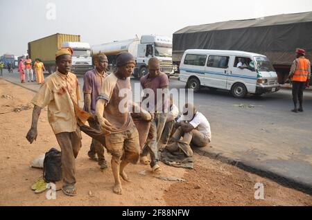 Équipe de sauvetage transportant une victime sur les lieux de l'accident, État d'Oyo, Nigeria. Banque D'Images