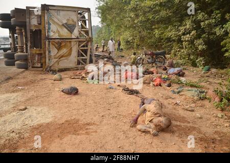 Un survivant sur les lieux de l'accident, État d'Oyo, Nigeria. Banque D'Images