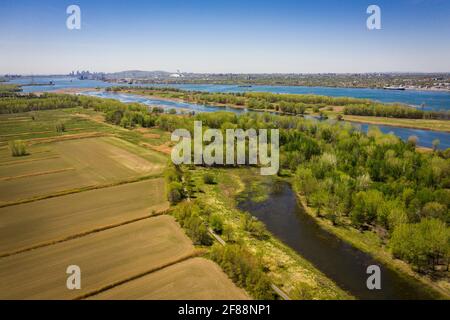 Vue aérienne des terres agricoles rurales le long du fleuve Saint-Laurent Banque D'Images