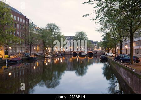 AMSTERDAM, PAYS-BAS - 30 SEPTEMBRE 2017 : canal Singel début septembre matin Banque D'Images