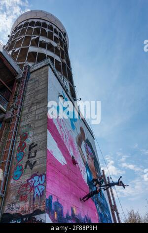 Des gens qui descendent de l'ancienne station d'écoute de la Guerre froide américaine sur la colline de Teufelsberg, Berlin Banque D'Images