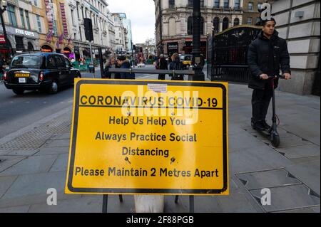 Londres, Royaume-Uni. 12 avril 2021. Un signe de distanciation sociale dans Piccadilly Circus, alors que les gens visitent les magasins du West End à la suite de la feuille de route du coronavirus du gouvernement britannique, qui a permis à des magasins non essentiels de rouvrir aujourd'hui. Credit: Stephen Chung / Alamy Live News Banque D'Images