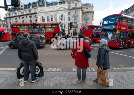 Londres, Royaume-Uni. 12 avril 2021. Les personnes effectuant leurs achats à Piccadilly Circus suite à la feuille de route du coronavirus du gouvernement britannique, qui a permis à des magasins non essentiels de rouvrir aujourd'hui. Credit: Stephen Chung / Alamy Live News Banque D'Images