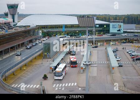 HELSINKI, FINLANDE - le 30 SEPTEMBRE 2017 : terminal T2 de l'aéroport international de Vantaa, le jour d'octobre Banque D'Images