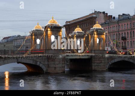 SAINT-PÉTERSBOURG, RUSSIE - 18 DÉCEMBRE 2017 : pont Lomonosov dans les illuminations de Noël décembre matin Banque D'Images