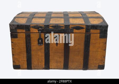 Billet d'étain antique Steamer Trunk poitrine fermé isolé sur fond blanc Banque D'Images