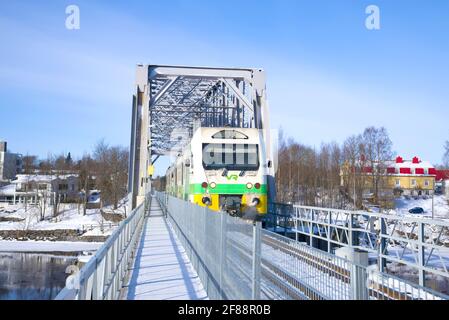 SAVONLINNA, FINLANDE - le 03 MARS 2018 : le train de voyageurs passe par le pont de chemin de fer par une journée d'hiver Banque D'Images