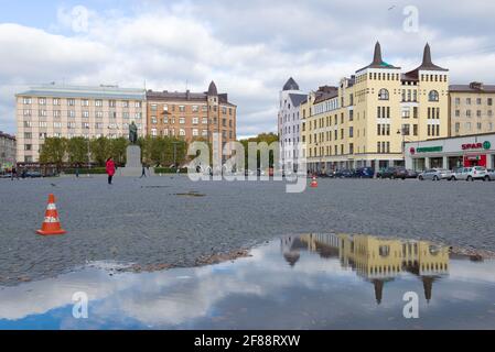 VYBORG, RUSSIE - 04 OCTOBRE 2018 : octobre Journée nuageuse sur la place Rouge Banque D'Images