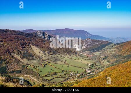 Campagne française. Pas de l'Aubasse : vue panoramique sur les hauteurs des Vercors, les collines marly et la vallée du Val de Drôme. Banque D'Images