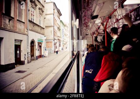 passagers à l'intérieur d'un tramway Banque D'Images