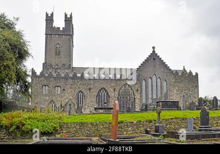 Cathédrale de Sta Mary avec croix celtique devant, Limerick, Irlande Banque D'Images