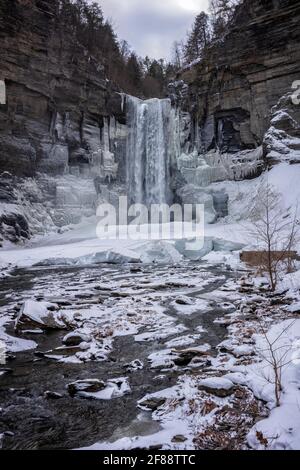 Taughannock Falls, une chute d'eau de 215 pieds (66 m) qui est la plus haute chute d'eau à l'est des montagnes Rocheuses. Banque D'Images