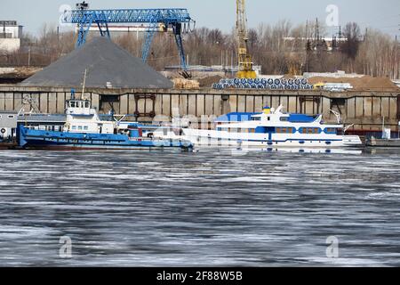 Port de la rivière. L'usine au bord de la rivière. Extraction de sable. Une grue et un équipement spécial pour le chargement du sable. Banque D'Images