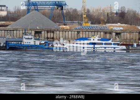 Port de la rivière. L'usine au bord de la rivière. Extraction de sable. Une grue et un équipement spécial pour le chargement du sable. Banque D'Images