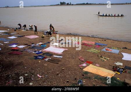 Lavage de vêtements sur la rive de la rivière Bani, Mopti, région du delta intérieur du Niger, Mali Banque D'Images