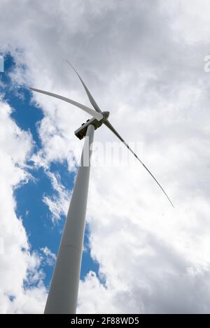 Éoliennes générateurs d'énergie sur un parc d'éoliennes générant de l'électricité à partir du vent. Énergies renouvelables alternatives. Banque D'Images