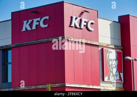 Vue extérieure sur un restaurant d'un célèbre fast-food américain Compagnie alimentaire à Grenade (Espagne) le matin ensoleillé du printemps Banque D'Images