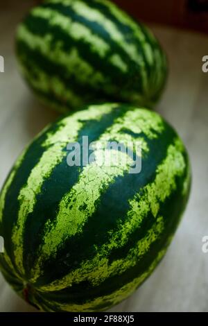 Les pastèques à rayures entières se rapprochent sur fond blanc, vue du dessus, heure d'été. Copier l'espace. Banque D'Images